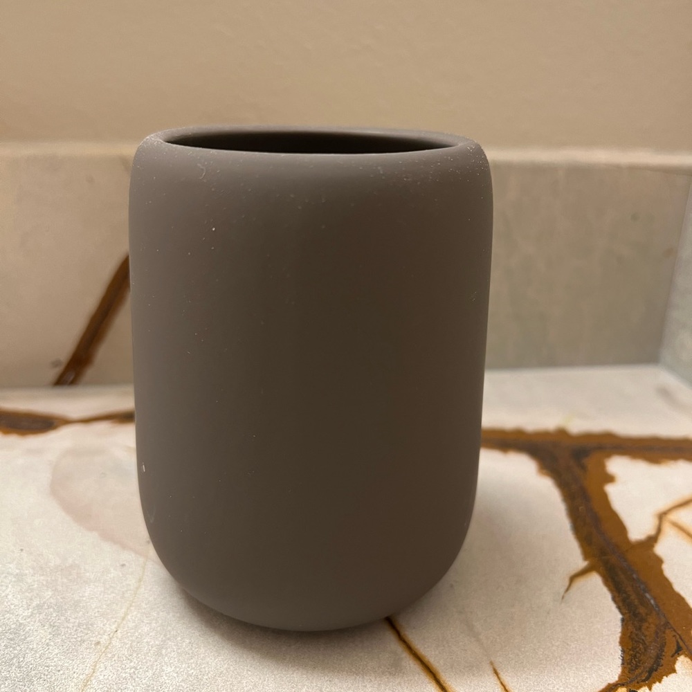 Toothbrush holder